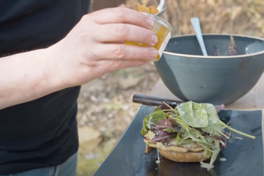 Hähnchenburger mit Salatbukett