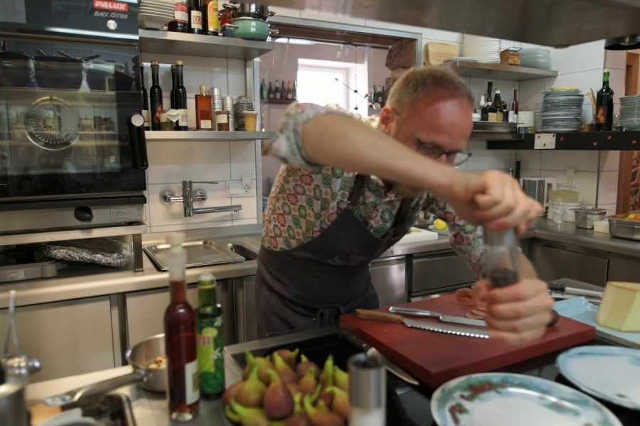 Rindercarpaccio mit Zauberbl&uuml;tenessenzia und Deichk&auml;se