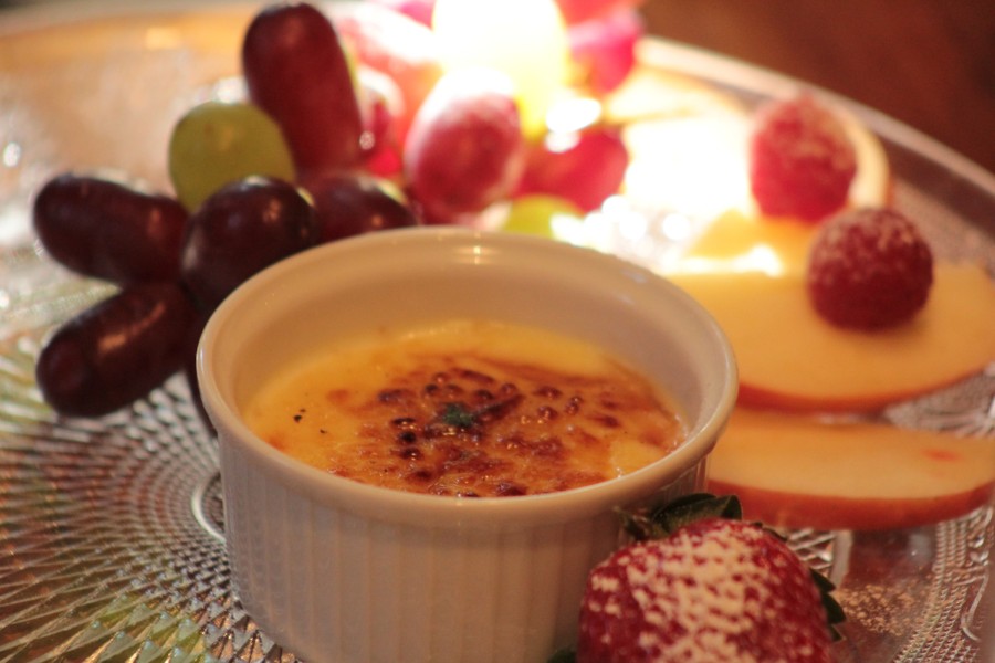 Creme Brul&eacute;e mit Dancing Mocca - Essig und frischen Erdbeeren