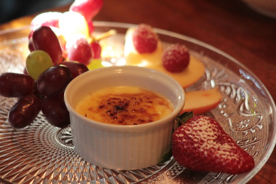 Creme Brulée mit Dein ist mein ganzes Herz - Essig und frischen Erdbeeren